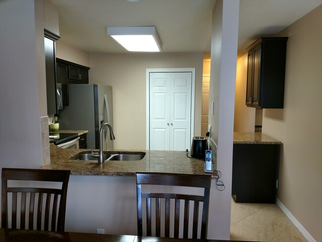 Building Photo - Large Furnished Townhome in Loch Haven Hills