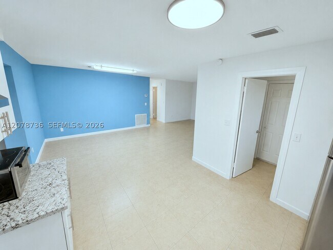 Building Photo - 4940 SW 25th Ave