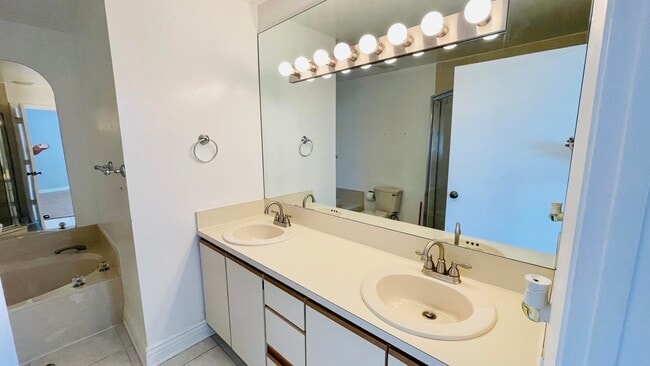 Building Photo - 107 Half Moon Cir