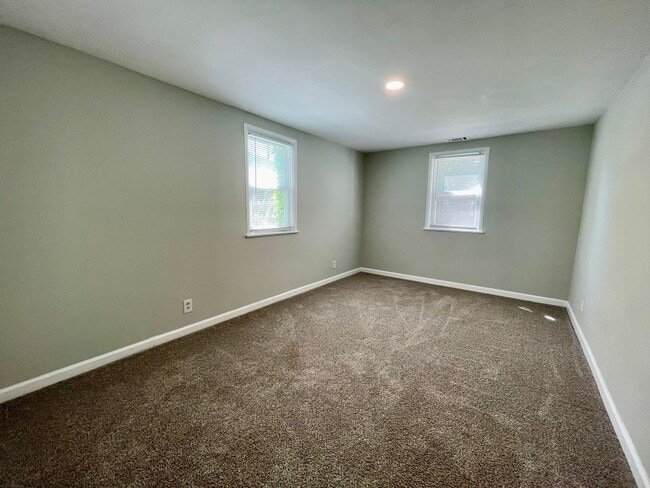 Building Photo - 3561 Champlain Ln