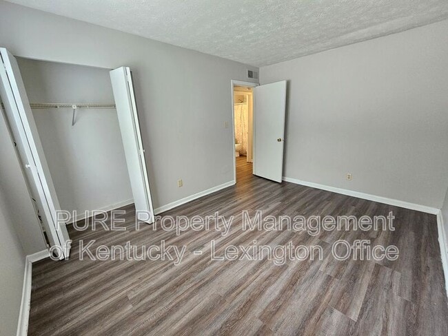 Building Photo - 3772 Camelot Dr