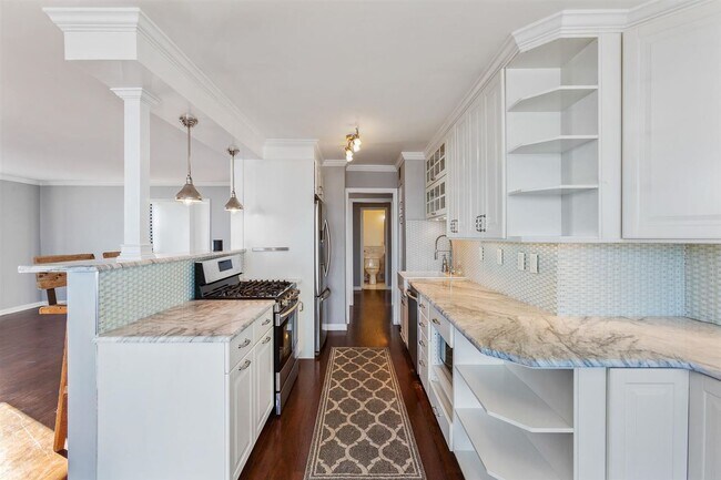 Building Photo - 6040 BLVD E