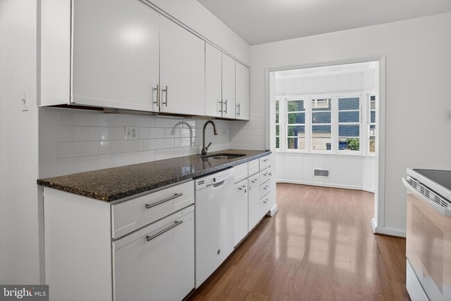 Building Photo - 5205 Saratoga Ave