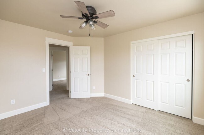 Building Photo - Beautiful NE Bend Home with Community Pool...