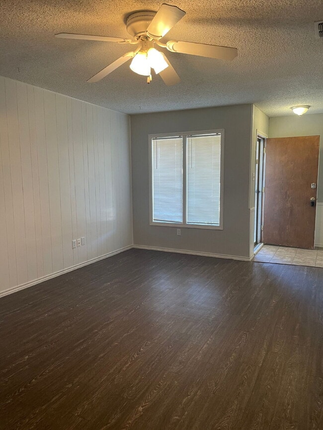 Building Photo - Spacious 3/2/2 with quick access to the Loop