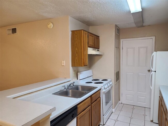 Building Photo - 8267 Creekbend Dr