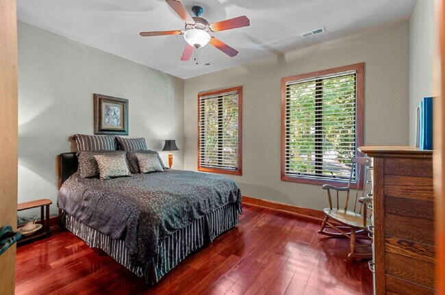 Building Photo - Luxurious 5-Bed Sanctuary with Scenic View...