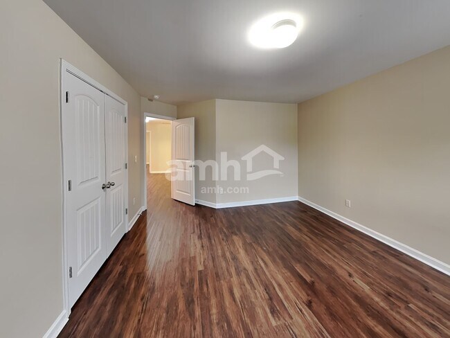 Building Photo - 850 Stonehaven Rd SW