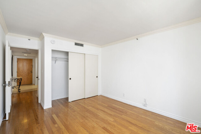 Building Photo - 600 W 9th St