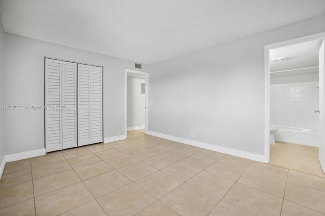 Building Photo - 850 E Commercial Blvd