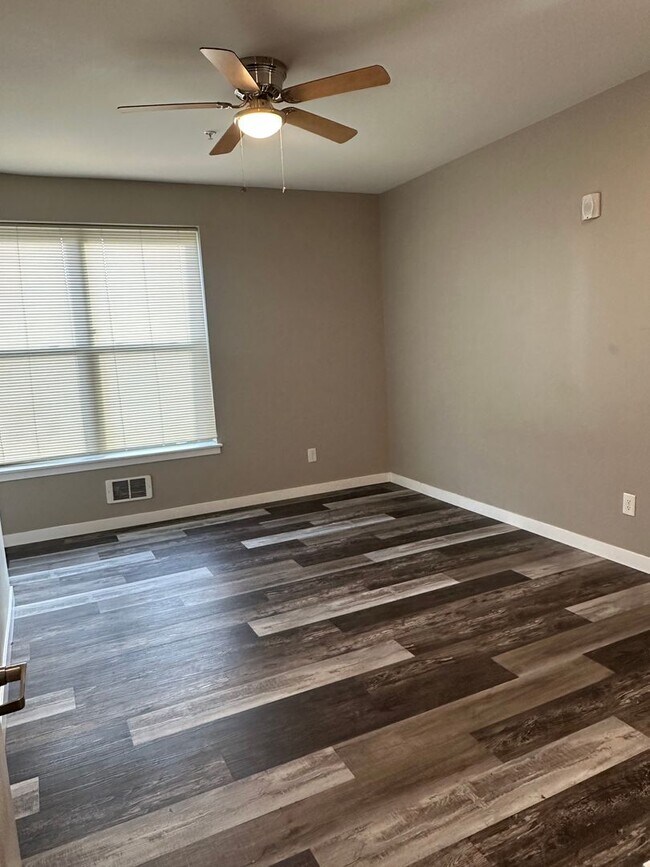 Building Photo - One Month of FREE RENT! 4 Bedroom Apartment, PRICE REDUCED!