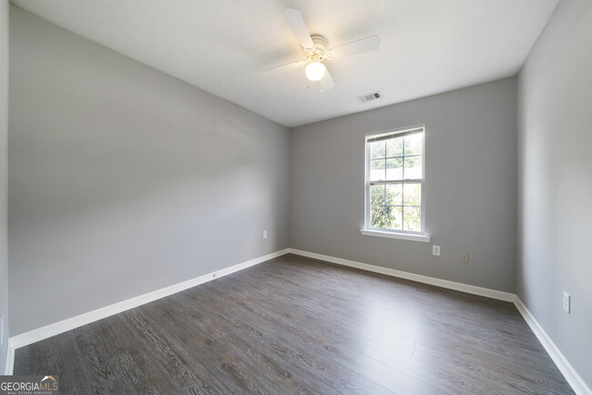 Building Photo - 761 Twin Oaks Ln