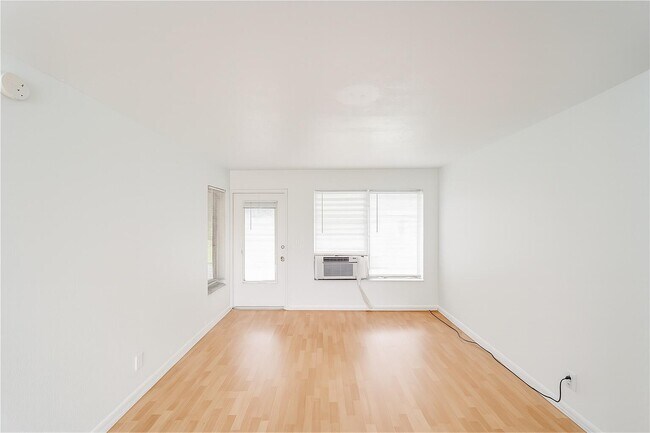 Building Photo - 1241 W River Dr