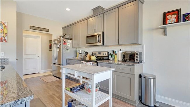 Building Photo - 170 Whitaker Way N