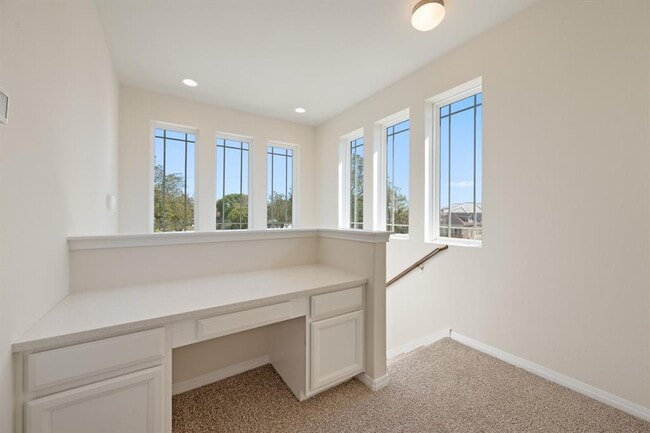 Building Photo - 700 W 6th St