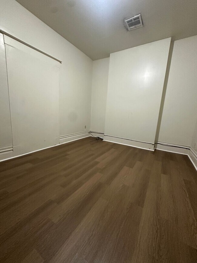 Building Photo - 3Bed/1Bath on East Carson Street  – PRICE ...