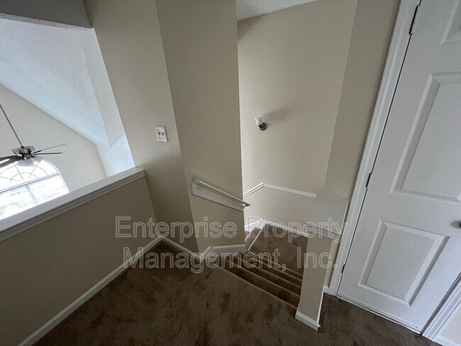 Building Photo - 6869 Century Oaks Dr