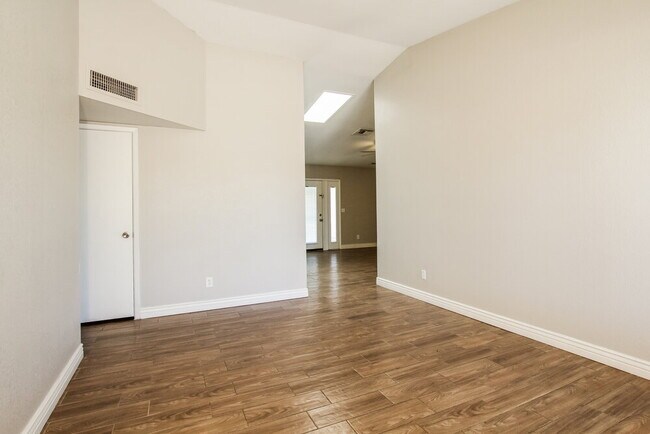 Building Photo - 7014 W Canterbury Dr