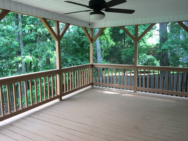 Building Photo - Spacious home with tons of upgrades! 4 Bedrooms/3.5 bathrooms