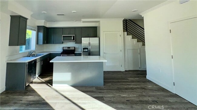 Building Photo - 14019 Vanowen St