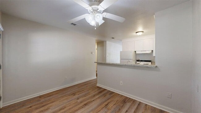 Building Photo - 412 University Oaks Blvd