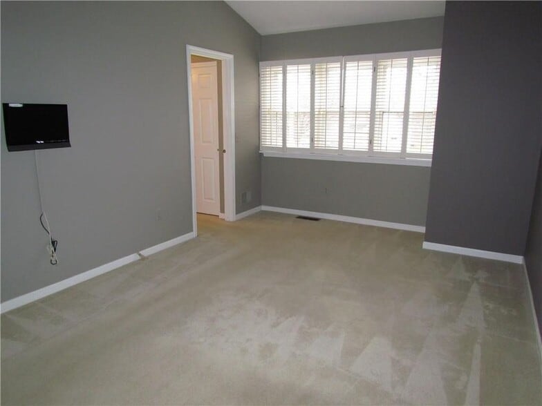MAster Bedroom - 16 Montreal Pl