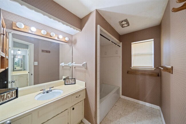 Building Photo - 1115 Pear Tree Ln