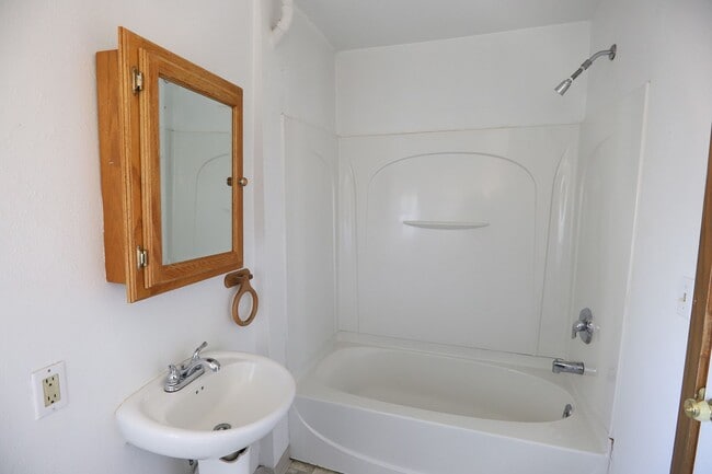 Building Photo - Cozy One Bedroom House