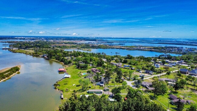 Building Photo - 17111 River Rd