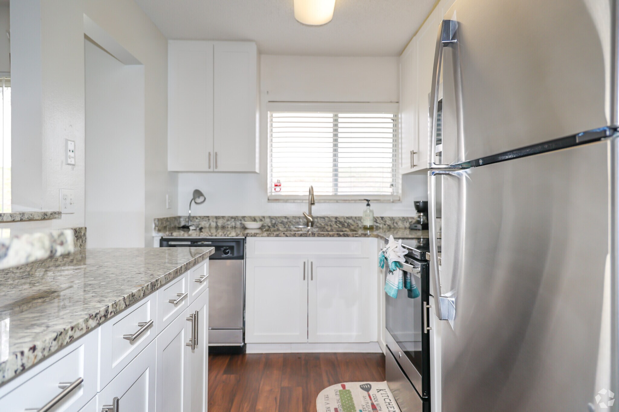2BR, 2BA - 1,000 SF - Kitchen - Metro Village Luxury Apartments