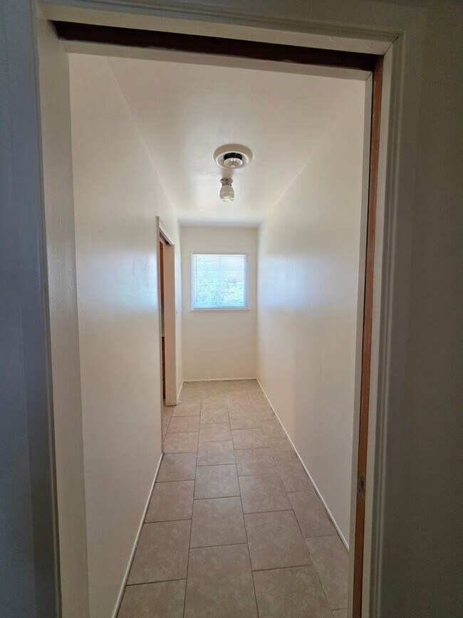 Building Photo - Spacious Home!!