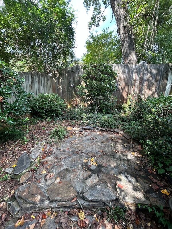 Building Photo - 2461 Lyndhurst Ave