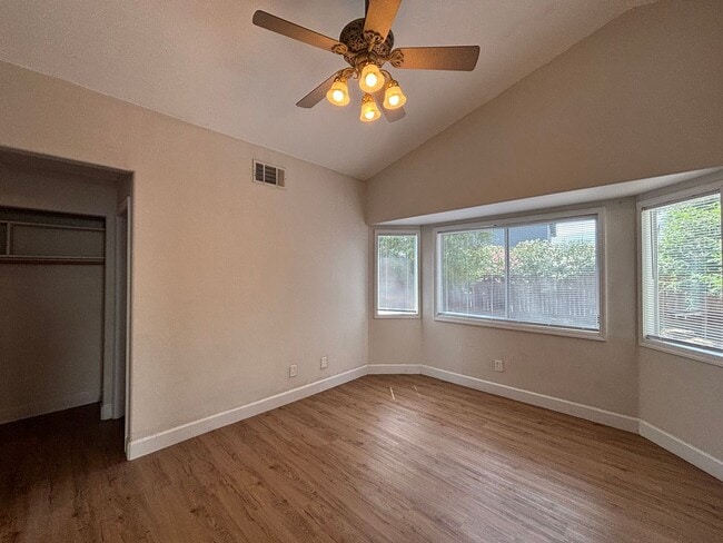 Building Photo - 374 Aaron Cir