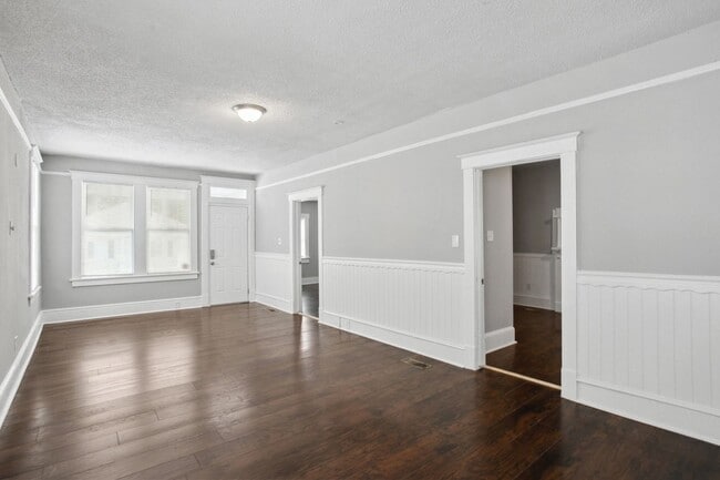 Building Photo - 923 W Victory Dr