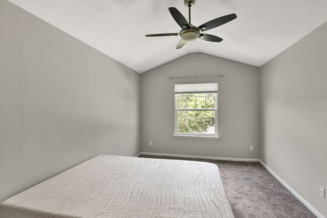 Building Photo - 3 bedrooms, 2.5 bathrooms townhome in St Augustine!