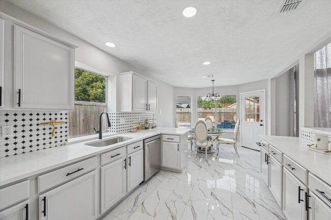 Building Photo - 11306 Avon Pl