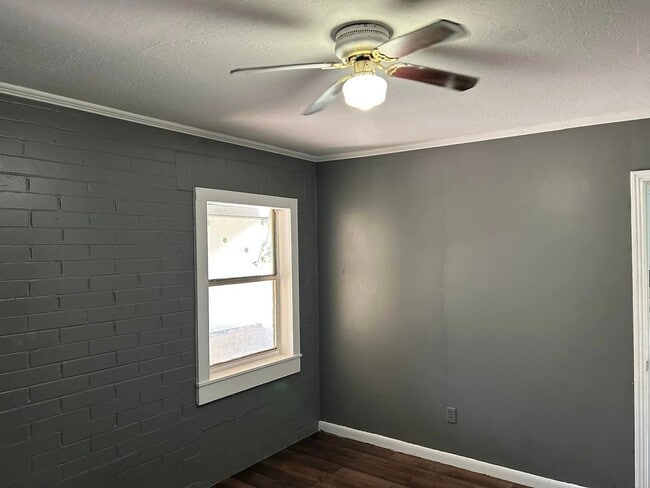 Building Photo - 3 Bedroom 1 Bath House Available For Rent