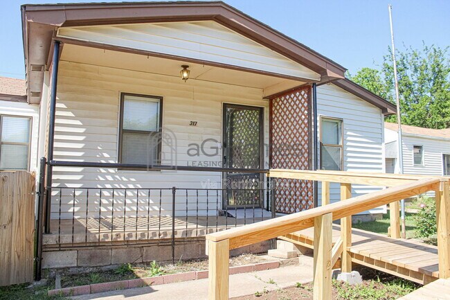Building Photo - 317 W Peach St