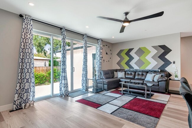 Building Photo - Fully Furnished 3BD/2BA Home with Solar – ...