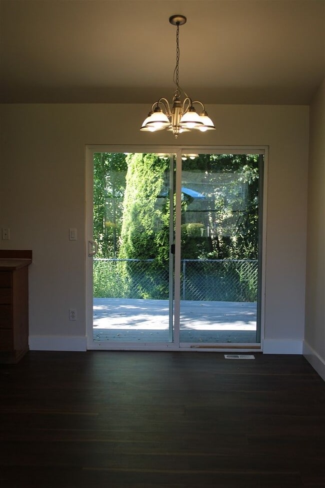 Building Photo - 3 Bedroom, 2 Bathroom House in Burlington!