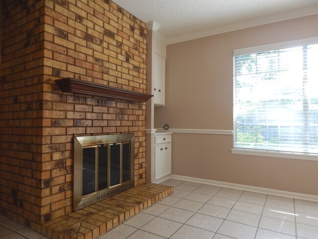 Building Photo - Gorgeous 3 Bedroom Home w/Workshop in Tyler!