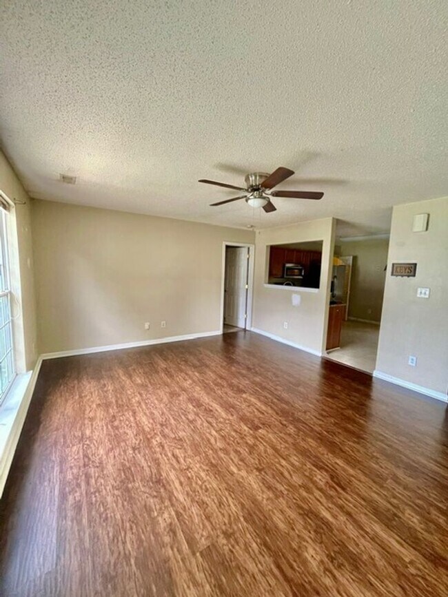 Building Photo - Must see this Adorable 3 bedroom 2 bath 2 garage home . Located in the Reedy Creek Plantation