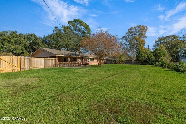 Building Photo - 101 Alonda Dr