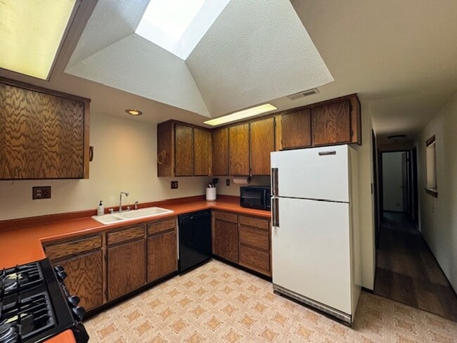 Building Photo - 2437 Ridgewood Dr