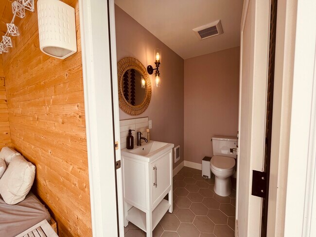 Building Photo - 2381 S Cherokee St