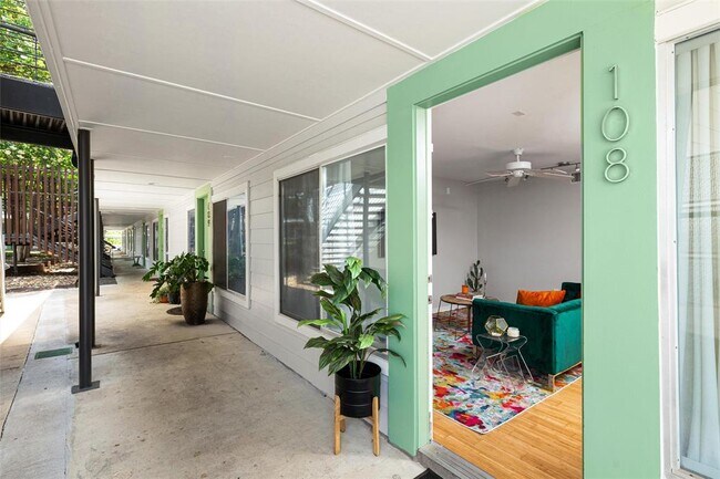 Building Photo - 2200 Dickson Dr