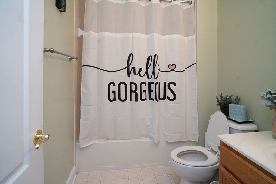 Bathroom Tub - 604 Kingfisher Ave