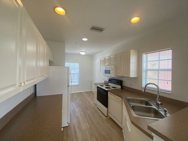 Building Photo - 2140 Heron Lake Dr