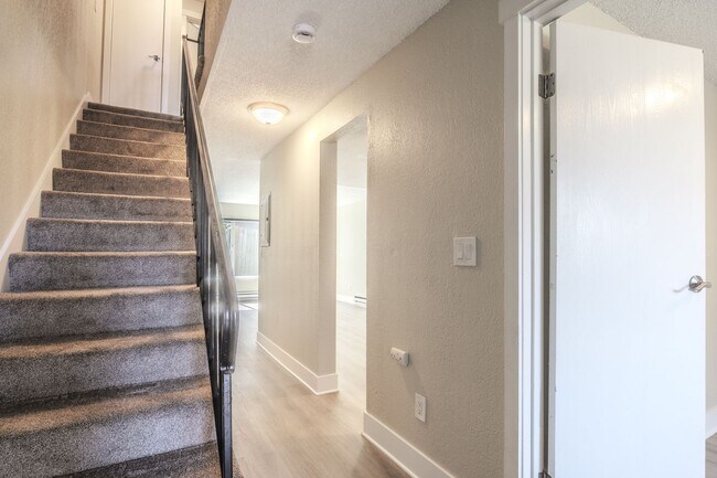 Building Photo - Open Concept Townhome with Balcony