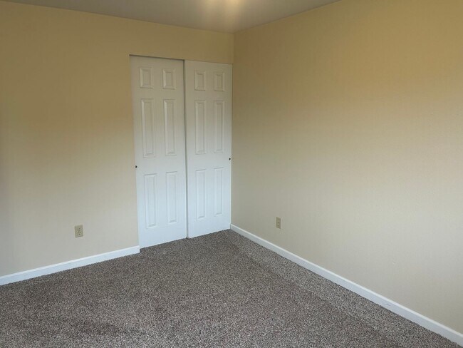 Building Photo - Two Bedroom One Bathroom Duplex For Rent in Bellingham